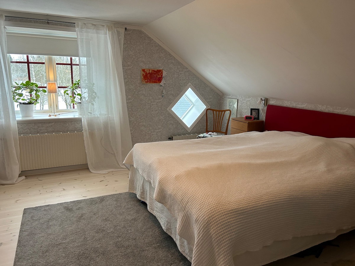 Dhomë gjumi master në katin e sipërm. 
Dhomë gjumi e bukur dhe e ndritshme me 180 krevate (2x90 krevate me dyshek të parë 180 sipër.) Hije që errësojnë dhomën në të dy dritaret. 
Shënim, çarçafët nuk janë të përfshirë. (Mbulesë e vetme me jorganë me 1 çarçaf të dyfishtë të poshtëm) 
çarçafi i poshtëm 