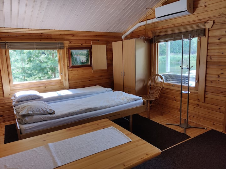 Კოტეჯში არის ორი საწოლი, ხოლო კოტეჯს, ასევე, აქვს სამი ლეიბი, რომლებზეც შესაძლებელია იატაკზე დაძინება.