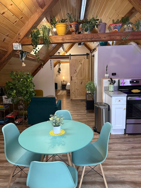 Secluded, meadow-view loft