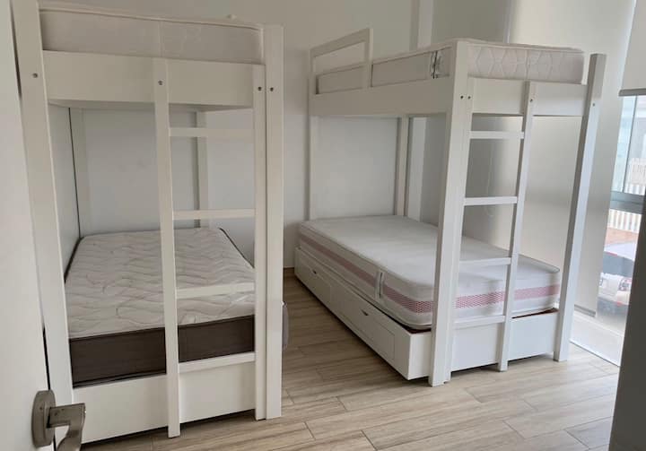 ห้องพักพร้อมเตียงเดี่ยว 4 เตียงและห้องน้ำส่วนตัว