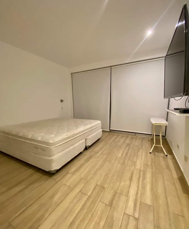 ห้องนอนใหญ่พร้อมเตียงคิงไซส์ ห้องน้ำส่วนตัว และระเบียง