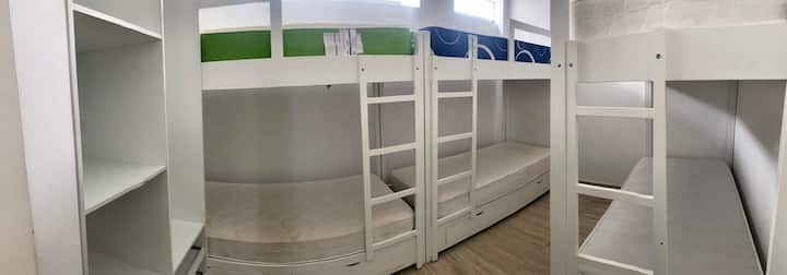 ห้องพักพร้อมเตียงเดี่ยว 6 เตียง