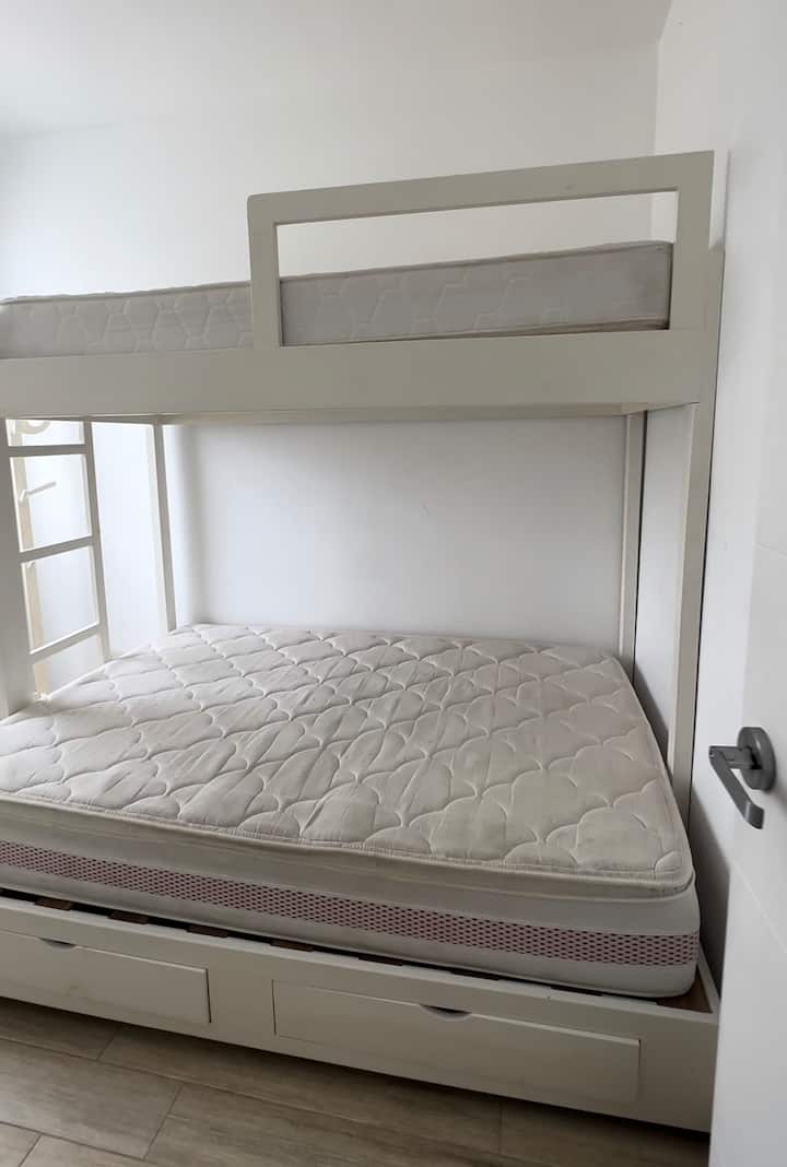 ห้องพักมีเตียงคู่และเตียงขนาดใหญ่อีกเตียง 