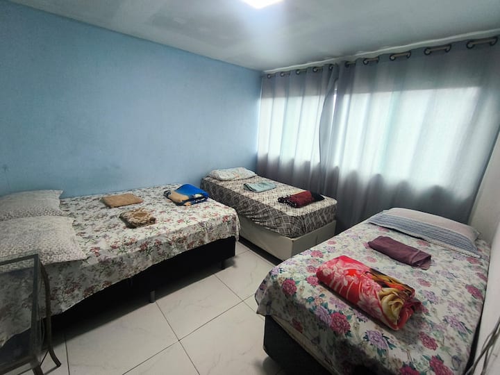 un lit double et deux lits simples