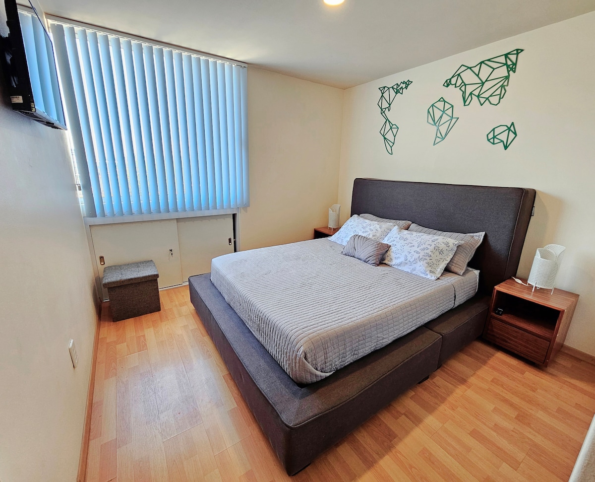 מיטת קווין סייז נוחה במיוחד, עם 4 כריות (2 לכל אורח) כדי שתוכלו לבחור את זו שאתם הכי אוהבים (רכה או קשיחה). בחדר השינה הראשי יש מסך Roku.