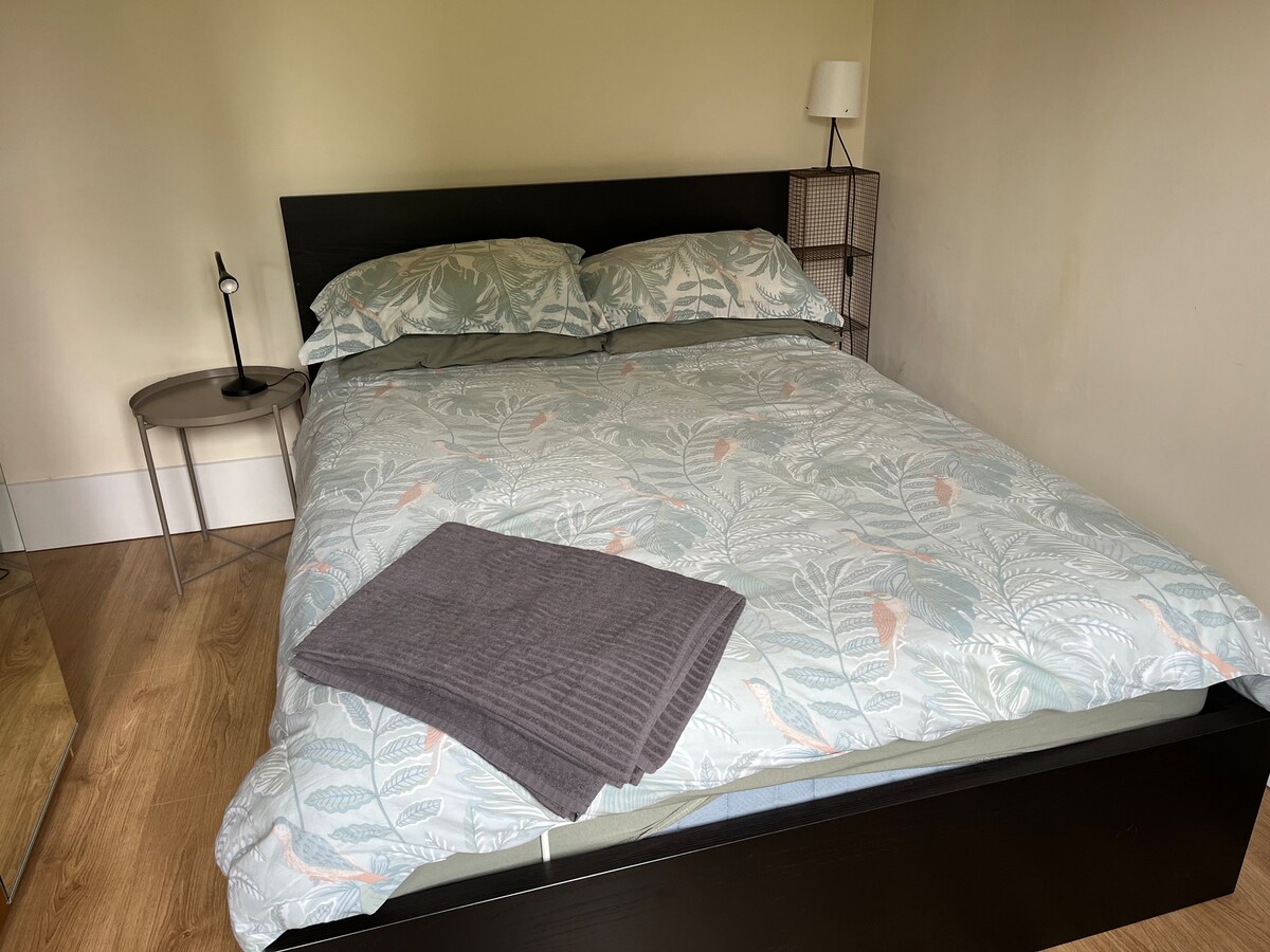 Manželská posteľ (vhodná pre 1 alebo 2 hostí), vyhradený pracovný priestor so stoličkou, zrkadlový šatník v plnej výške s policami a priestorom na zavesenie. Posteľ sa dá zdvihnúť a poskytuje ďalší úložný priestor.