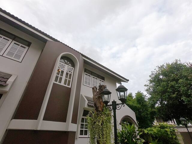 Suttisan 独立大花园别墅五卧三卫，近地铁、网红火车夜市 gallery image 3