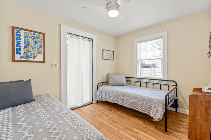 ¡Dos camas individuales para un espacio de sueño flexible tanto para niños como para adultos! Incluye acceso a un armario y a una cómoda