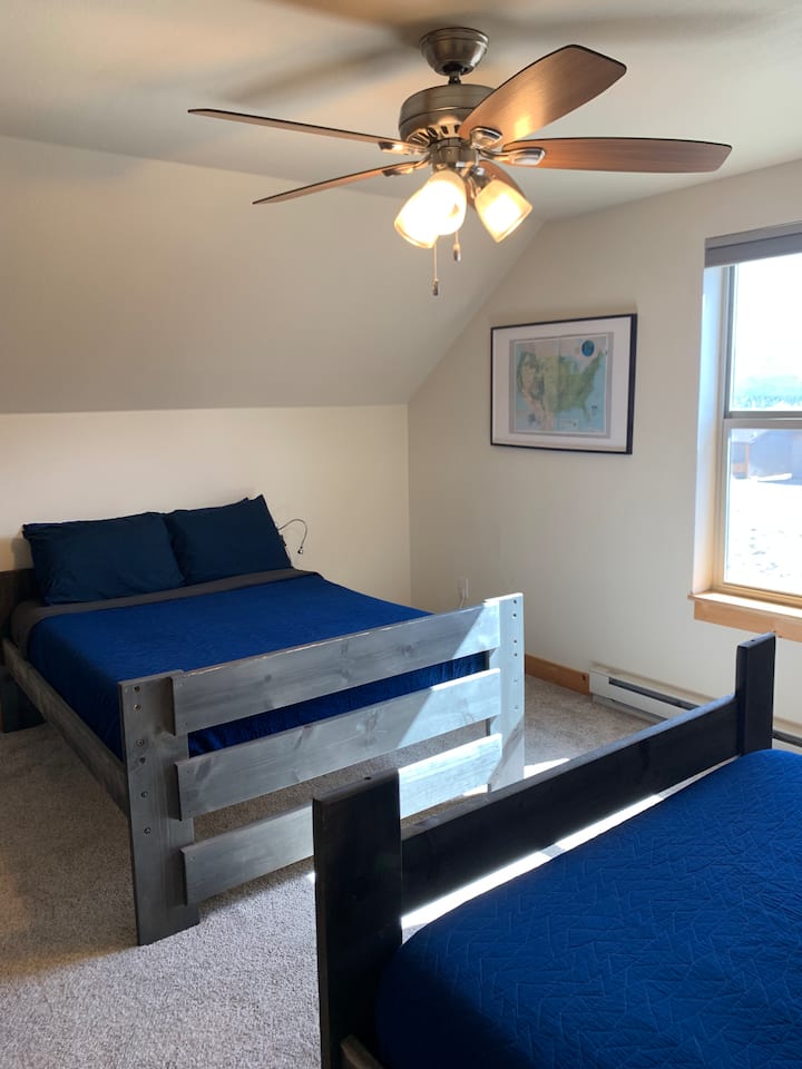 חדר ההרפתקאות כולל שתי מיטות זוגיות ושפע של מקום להסתובב בו. 