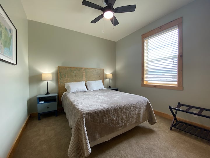 חדר המפות הוא חדר שינה בקומה הראשית עם מיטת קווין סייז. 