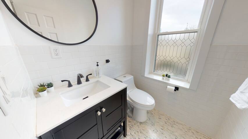 3 Bedroom Private Apt – DPLX gallery image 5