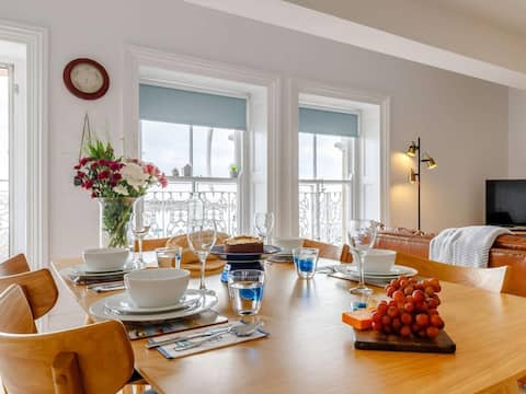 Popular Airbnb listing: The Penthouse Aberdyfi- Free Beach Car Park Permit in Abertafol, Dyfi