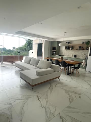 Lindo e recém reformado na praia da Joatinga