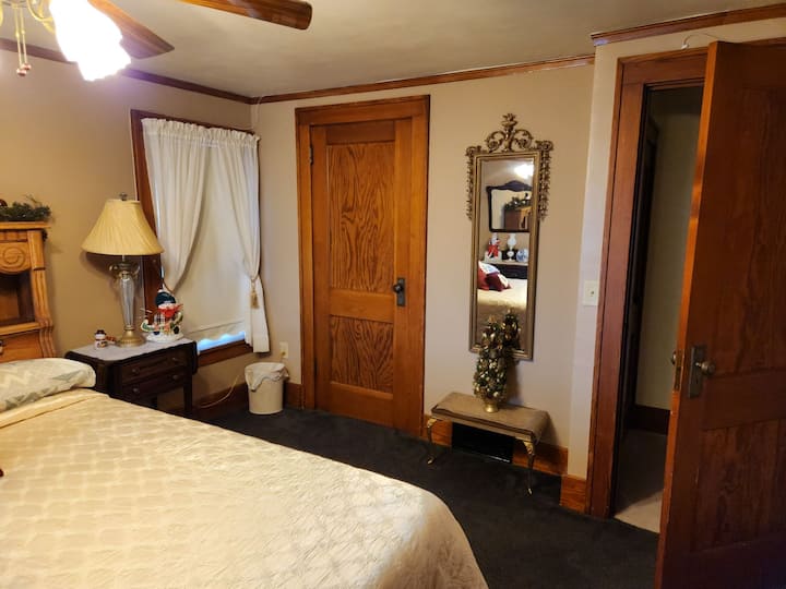 Chumba cha kulala nambari 1 kilicho na kitanda na kabati la kifalme.