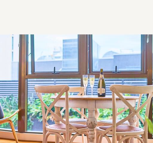 Chic Apartment Late Checkout Pet Friendly gallery image 2