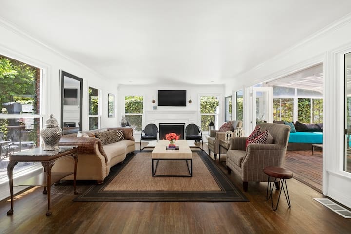 Beverly Hills Oasis w/ Saltwater Pool & Fireplace gallery image 2