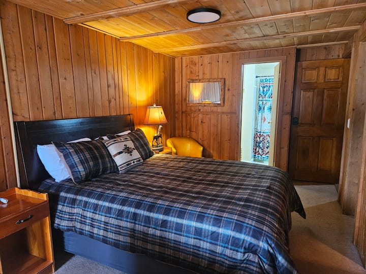 Dhoma 5 - Kati i parë (kërkon disa hapa). 1 krevat dopio "Queen" dhe banjë ensuite.
Në dimër, kjo dhomë ka një sistem normal ngrohjeje në stilin e hotelit dhe është e sigurt për fëmijët e vegjël.
