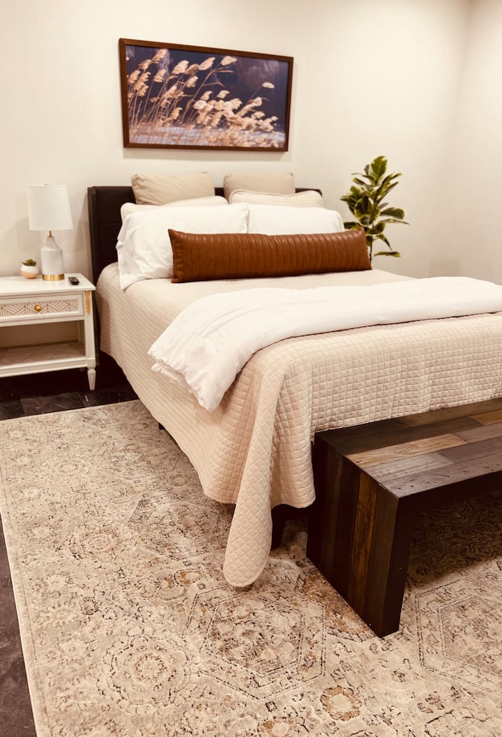 Priestranná hlavná spálňa s manželskou posteľou Queen, luxusnou posteľnou bielizňou, hojdacím kreslom, veľkou televíziou a vlastnou kúpeľňou. 