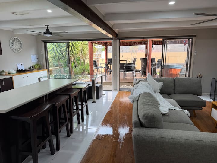 Moama Holiday House - Bali Hut & Outdoor Spa Area - Echuca