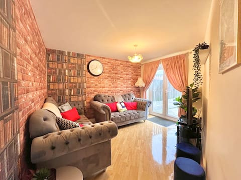 Popular Airbnb listing: Payler 4BD Cozy Home 7 Beds Driveway Parking in Manor Castle