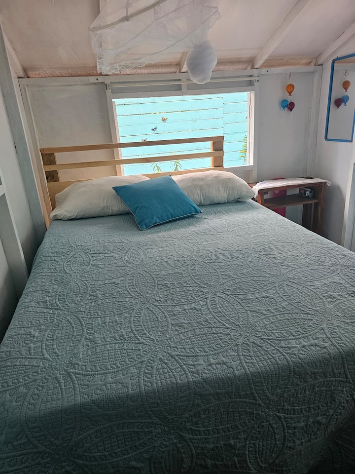 საწოლი 135‑180 სმ ზომით, მოსკიტის ბადით. 2 ადამიანზეა გათვლილი.