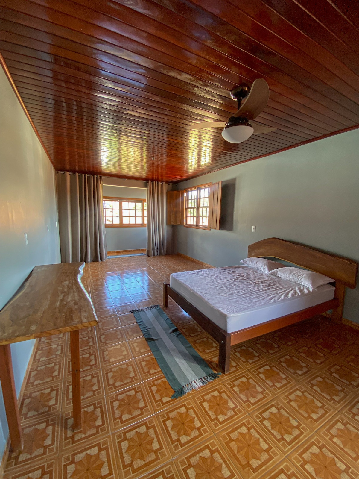 Për të hyrë në dhomë, duhet të ngjitësh një shkallë 