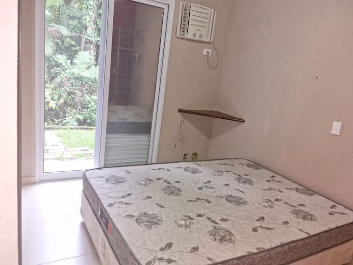 Апартман со пристап до надворешниот простор со проверена врата и поглед кон атлантската шума. 