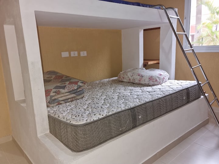 Спална соба за посети со 4 вградени кревета, вклучувајќи и двоен кревет. Вкупен простор за 5 лица.