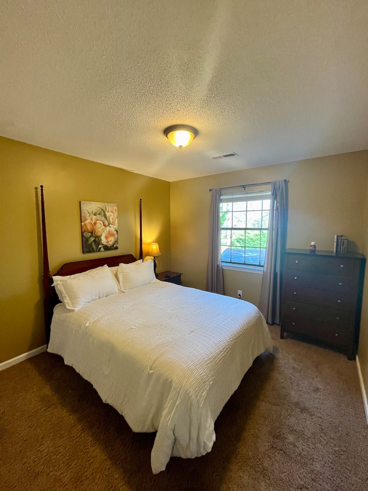 Ons comfortabele queensize bed heeft 450 lakens voor een luxe nachtrust!