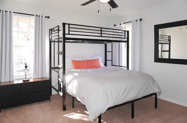 Bračni krevet (širine 150-179 cm) s bračnim krevetom (širine 150-179 cm). USB svjetilj