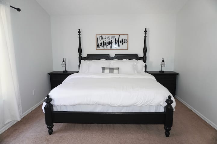 Glavna spavaća soba: bračni krevet , svjetiljke za punjenje putem USB-a, pametni TV od 65inča i privatna kupaonica