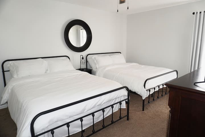 Dva bračna kreveta, USB svjetiljka i 65-inčni Smart TV