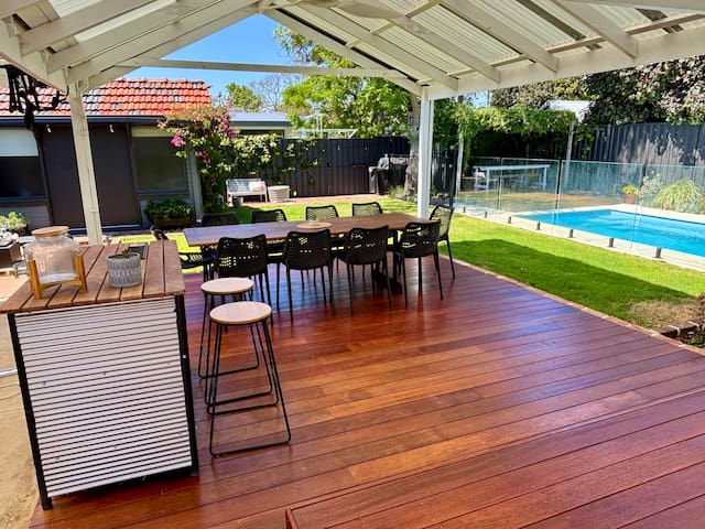 3×2 house with large backyard, pool, bbq and bar!