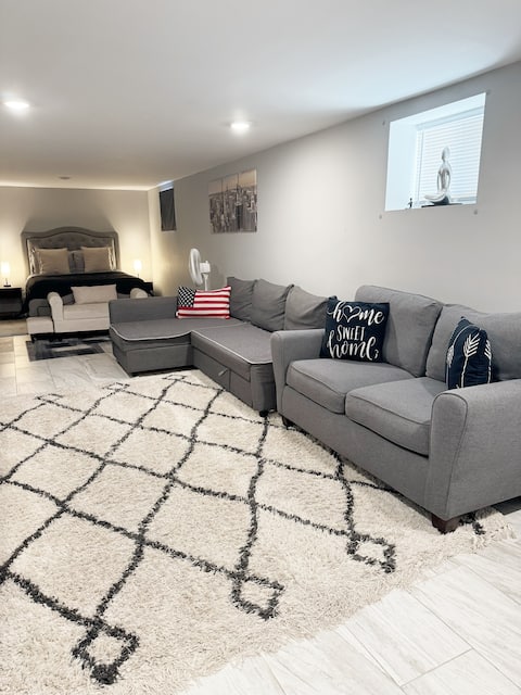 Walk to train to NYC - Cozy Basement apt w parking
