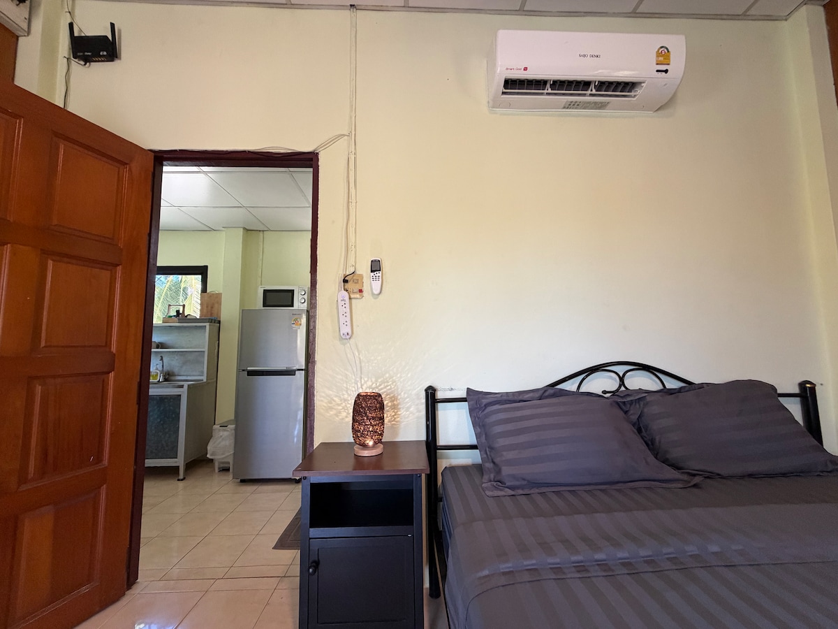 ️舒适的卧室配有标准双人床、柔软的床上用品和空调，让您睡个好觉。