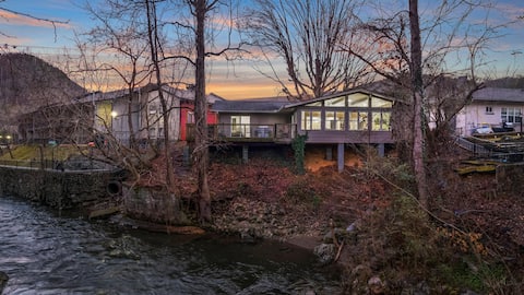 River Cottage: Downtown, Firepit, Riverside