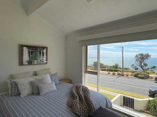 Stunning views – Opposite Beach & Mornington Park
