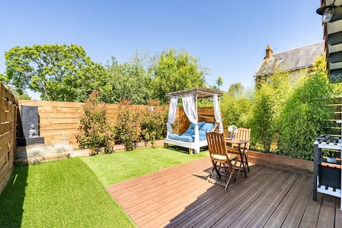 Love Cottage with hot tub and garden