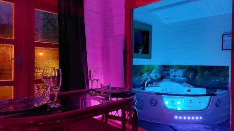 Love Cottage with hot tub and garden