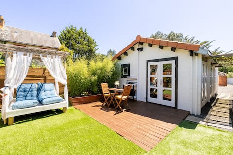 Love Cottage with hot tub and garden