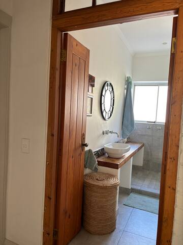 Beautiful ocean facing apartment in Sea Point gallery image 4