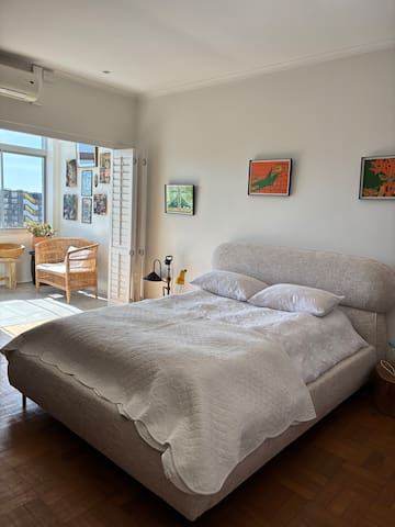 Beautiful ocean facing apartment in Sea Point