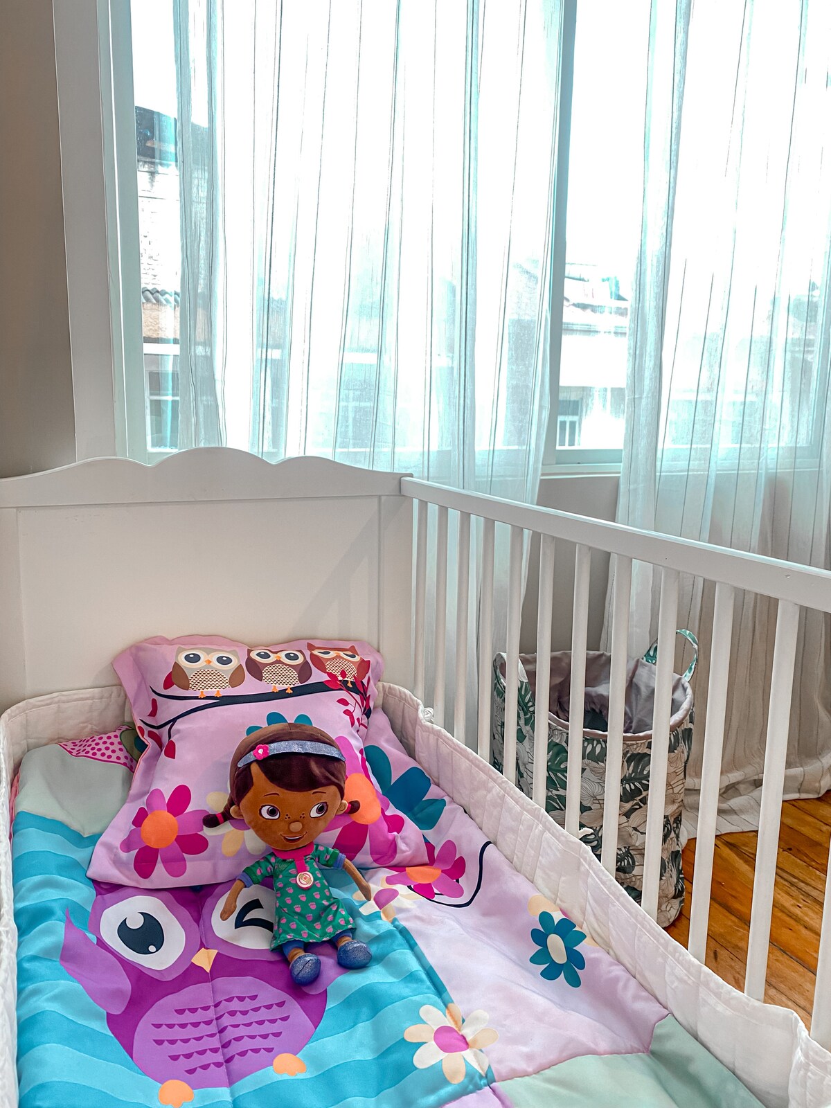 En voor de kleintjes in het gezin: wit babybedje (kinderen tot 4 jaar) met kinderspeelgoed en badkamerset met groot plastic bad en wastafel. 