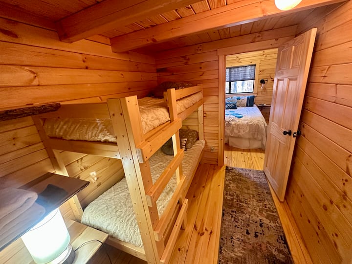 Poschodové postele určené pre deti. Postele sú pre niektorých dospelých príliš krátke. 