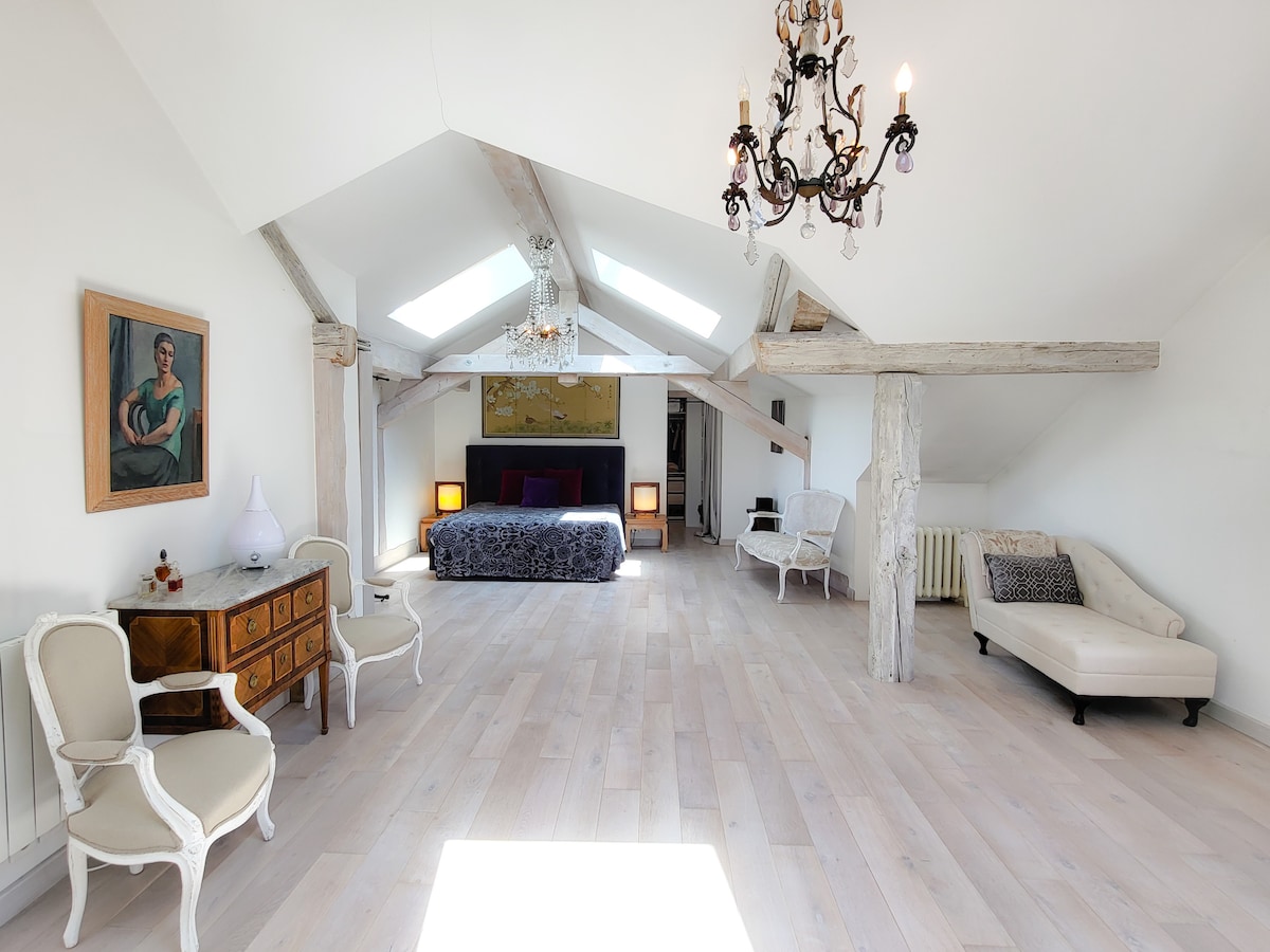 Inmensa habitación de los padres bajo el ático con cama de matrimonio de 180 cm ( ropa de cama de alta gama Tempur)