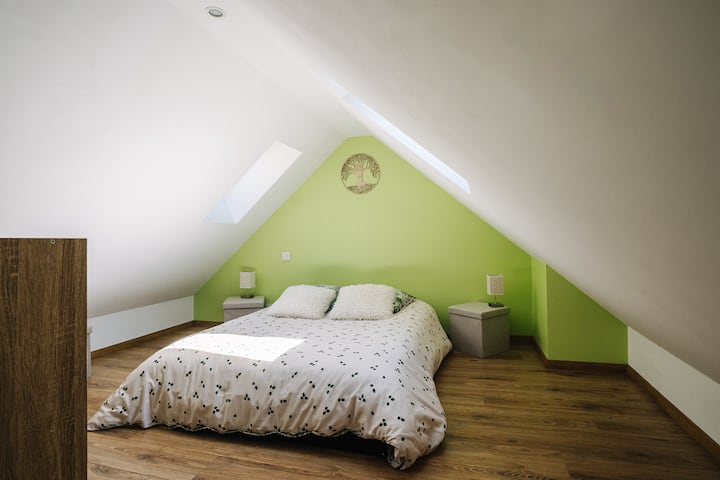 Kancelárska miestnosť v podkroví s 3 strešnými oknami, z ktorých jedno ponúka výhľad na citadelu a historické centrum mesta. Interiérové závesy a vonkajšie žalúzie pre vaše pohodlie