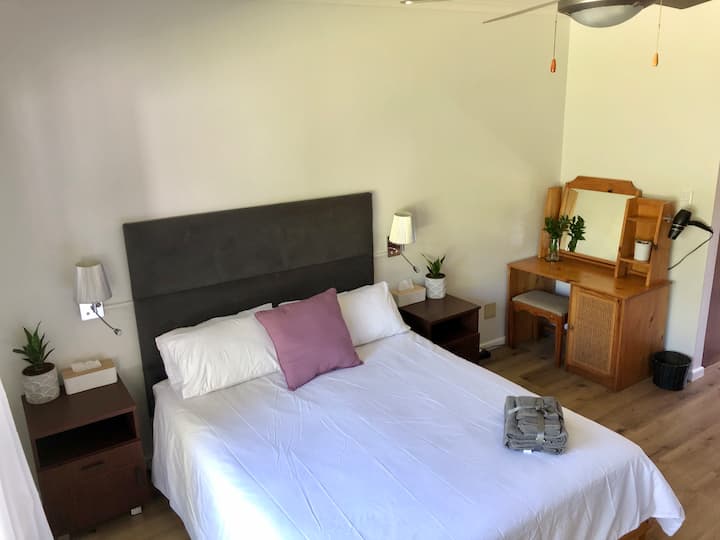 Големата главна спална соба има поглед кон планината Стеленбош и голем сопствен апартман