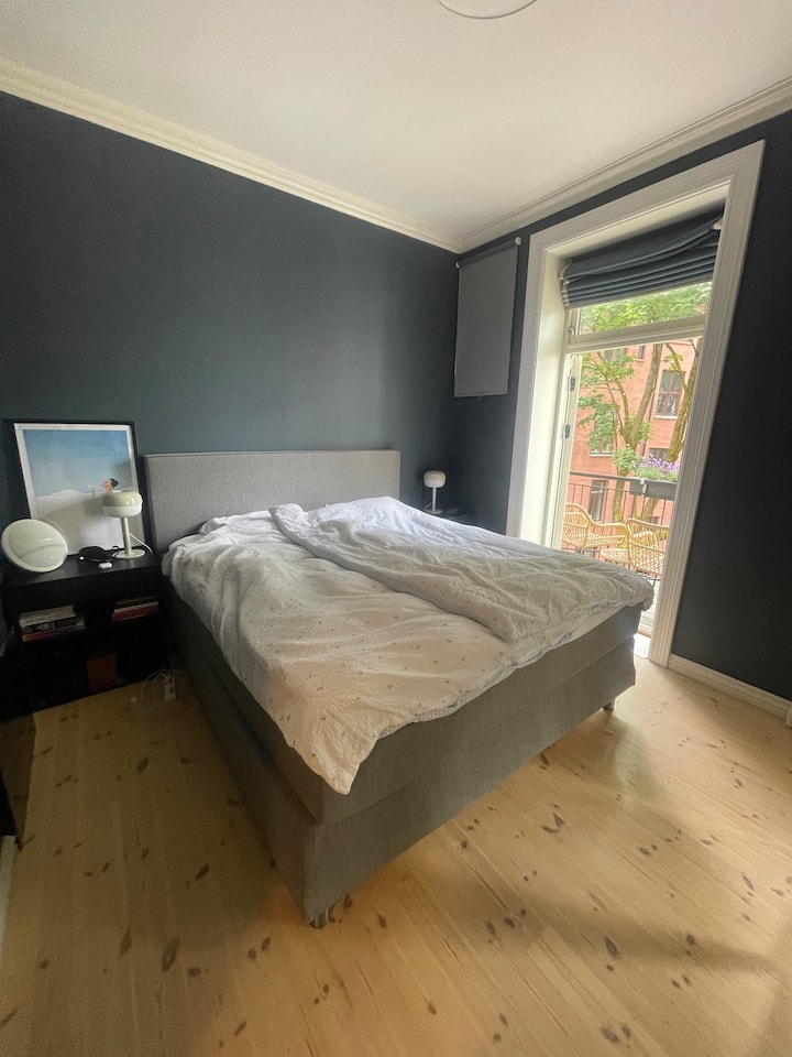 Spálňa s manželskou posteľou 1,80. Balkón na zadnom dvore.