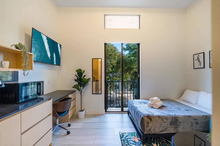 Urban Dt | Comfy Studio Roof Deck, Garden Access - Miami, FL