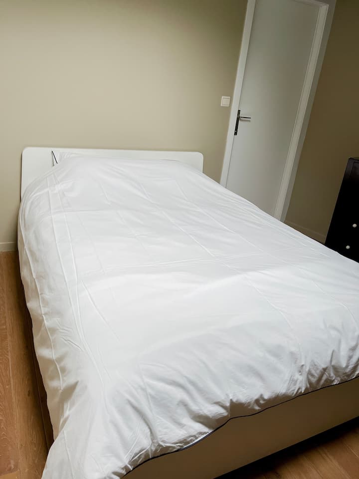 Спалня с двойно легло 160x 200. Покривен прозорец с естествена светлина. Затъмняващи щори. Спалня на 1 - ви етаж. Дървен под. Скрин за съхранение на дрехи.